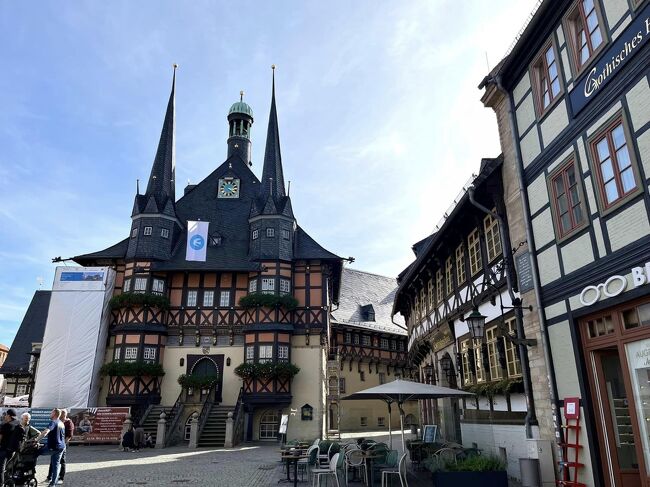ヴェルニゲローデの街の様子も少しだけご覧ください。<br />絵本の世界のようなヴェルニゲローデ 、<br />中世の木組の古い家並みがよく残っている中心部にマルクト広場があります。<br />2つの尖塔が目を引く市庁舎が建ち、周りは歴史あるカフェや商店が取り囲む観光の中心地でほとんどが歩行者天国になっています。<br /><br />2つの尖塔を持つこぢんまりした市庁舎。