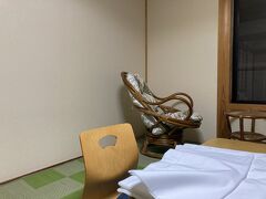 西ノ島の2日間は「ゲストハウスだるまや」さんに泊まります。

向かう途中で曲がる場所を間違え、細い行き止まりの路地に入ってしまい何度も切り返しながら脱出を試みたのですが、身動き取れないような状況になってしまい…そんな時偶然通りかかった方々が誘導してくださってなんとか脱出できました。。
綺麗な景色が遠い過去に遠ざかり、この時の絶望感と安堵が今日一番のハイライトになりました…