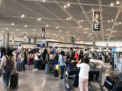 那覇行きは成田発のPeach便です。
9時前に着いて、チェックインまで時間があるので空港内を見て回ることにしました。
第一ターミナル国際線のチェックインカウンターエリアが、日本から脱出する多数の外国人で溢れかえっていました。タイ航空かな、ものすごい行列です。