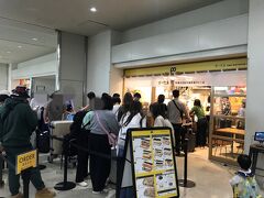 無事に那覇空港に到着です。空港内は予想以上の混雑度で、空港名物のポーたまの前もすごい行列。

さて、ここからホテルまでの足ですが、今回は遠出せずホテルで過ごす予定でしたので車のレンタルは範疇になく、バスかタクシーになりますが、空港リムジンバスで13時50分空港発の便があって、これを使うか悩んだ悩んだ。

飛行機は13時20分着予定なので、預け荷物の受け取り時間等を入れても間に合いそうな気がしたが、もし乗れなかった場合の次の便がエアポートバスの14時40分でこれだと待ち時間が長いし、何よりLCCなので時間通りに到着するかもわからんし。。
と吟味した結果、送迎タクシーを利用することにしました。

結果、飛行機の到着時間も予定よりオーバーしましたし、預け荷物を受け取って自由になれたのが13時50分くらいだったので、まあよかったかな。