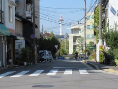 伏水街道は現在本町通となり五条通から南へと延びています。ほぼ真っ直ぐな道で途中右手には京都タワーも見ることができます。