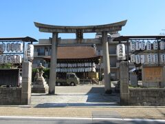 さらに伏水街道を進んでいると左側に瀧尾神社がありました。創建は不詳ですが平安末期とも言われています。9月に執り行われる神幸祭が有名です。