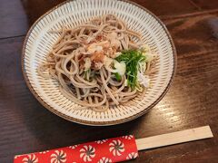 食事ばかりですが、いきなり昼食。
芦原温泉駅の周りはぶらぶらするところも、そんなに無かったので、早めの昼食として、やっぱり「おろしそば」よね～ということで、昨日のタクシーの運転手さんに教えてもらっていたお蕎麦屋（福乃家）さんです。
美味しかったけど、少量でしたのでお腹がすぐ空くかも。
