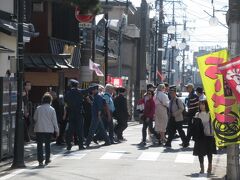 多くの観光客が街道を横断しています。えぇすごいなぁー、ここは「伏見稲荷大社」の近くで参拝の観光客のようです。