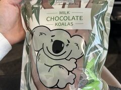 空港で見つけたばらまき用にちょうど良い個包装でコアラの形のチョコ！なんでかお店により価格が19のとこと29のとこがありました。もちろん19でGETしました。