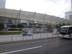 ひたすら高速道路を走ってきたがやっと（首都高）から降りて一般道へ。するとすぐに東京駅に到着。