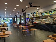 スマホの電源が切れそうで食堂に緊急避難。お店の人に頼んでコンセントを借り予備バッテリーに充電してもらいます。