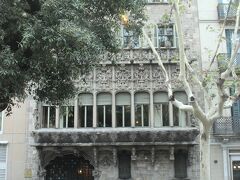 バルセロナ市内に入っています。信号待ちで撮影できました。後で調べるとクアドロ男爵邸というモデルニスモ建築だそうです。