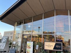 夜ご飯はホテルがイマイチ（１万円のコースのみ）と聞いてましたので、犬山駅前のイタリアンを候補に犬山駅前まで歩いてきました（１０分くらい）
駅前のおしゃれなレストランもいいけど、１７：３０からかぁ。
