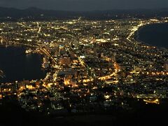 夕方から夜にかけてはお決まりの函館山の夜景を見ました。

詳細旅行記は
https://4travel.jp/travelogue/11787037

帰りも函館駅まで迎えのバスが来てくれます。
17：30のバスを予約しておいたのですが、間に合わなかったので電話でキャンセルし、
18：20　函館駅前から市電に乗ります。

駅 ⇒ 宿の迎えのバスは要予約で
14：30　15：30　16：30も有り。