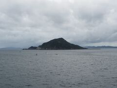 船内放送で伊勢湾に浮かぶ神島の案内。
三島由紀夫の小説「潮騒」の舞台。映画化のロケ地にもなったそうです。