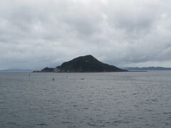 船内放送で伊勢湾に浮かぶ神島の案内。
三島由紀夫の小説「潮騒」の舞台。映画化のロケ地にもなったそうです。
