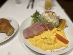 朝、ホテルをチェックアウト

駅前に早朝モーニングやってるカフェあるかなと見てみたら、新幹線口はどこも満席&行列でした。
調べてみると、反対側のポルテ内にもカフェがありました。
行ってみるとそちらは空いてました。よかった～！
イノダコーヒーで、京の朝食というモーニングを頼みました。
コーヒーはネルドリップ、スクランブルエッグも美味！
我ながらなかなか豪華な朝ごはんです。