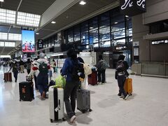 朝から賑わってる成田空港
各航空会社カウンター及び荷物検査場のオープン時間は朝7:00からです。
人が多いと活気があっていいね～
朝早いので観光客の皆様も前泊では？
私たちも搭乗に合わせ海外でも前泊するけど遠い空港は不便です。