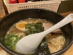 夕食は牛ごっつおラーメンさんで牛骨ラーメンをいただきました。
豚骨と違ってクセがなく食べやすい。コクのある塩ラーメンみたいな感じかなあ。