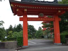 次は金乗院というお寺。鳥居に見えますがこちらはお寺なので山門です。