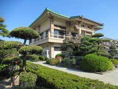 128号線に面した大長寺に寄りました。1573～1592年の元亀天正年間に創建されました。藩主阿部豊後守家が184年間菩提寺として保護してきました。山門前に芭蕉句碑があり、参道脇に塩地蔵や閻魔大王が安置されています。松やサルスベリやソテツなどの木々が植えられている石庭はみごとでした。
