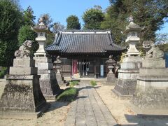 高源寺の向かい、水城公園に隣接した佐間天神社です。忍城主の成田氏が築城の際、忍城の南出口に当たる現在地に創建しました。菅原道真を祀っています。1590年の石田三成による忍城攻めの時、忍城主の重臣正木丹波守利英が佐間口と呼ばれたこの地で死闘を繰り広げたと説明板に記されています。ケヤキの大木が群生している静かな境内です。忍城の歴史を残す佐間天神社です。