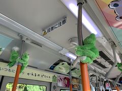 伊東駅に向かうのに東海バスに乗りました。
なんだ？カエルだらけのバスだぞ～