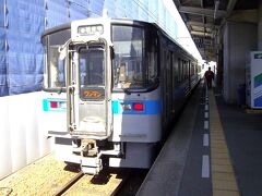 駅構内が工事中の為に随分とコンパクトに成ってました？、

３番線ホームから上り普通電車は観音寺行が発車します～、７０００系電車は伊予市駅までの電化開業に伴い導入された車両で１０００系気動車の構造を踏襲してます。