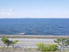予讃本線の海線回りで「下灘駅」に着きました～、

ホームから広い伊予灘を眺めることが出来る鉄っちゃんには知られた撮影ポイントです。
日本一海に近い駅として人気が絶えずホームは観光客で溢れていました。