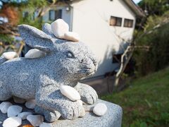 途中のローソンでロムアンドのミニバームとコーヒーを買って白兎神社へ。

白兎神社、ウサギだらけでとっても可愛い。因幡の白兎に登場する白うさぎを祀った神社で、病気の治癒や縁結びのご利益があるようです。