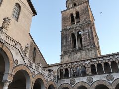 街の一番の見所のDuomo
メインストリートをズンズン進みます。途中から幅が狭くなりますが、気にせず進めば到着です。