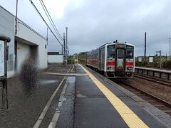 5日目も朝から雨・・・網走へと車を走らせる。
道の駅に隣接する浜小清水駅で、丁度やってきた電車。