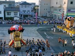 坂出の駅前でお祭りやってました
ホームに居たら賑やかな音が聞こえてきます

観光列車は快適だったのに
電車待ってると暑くてクタクタです
あまりにも疲れたので
岡山から新幹線で帰ってもいいなって思ったけど
さっき18きっぷにハンコ押してもらった・・・
ばかなの？