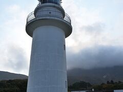 また、灯台の正面側に回ってみると、やっぱり後ろに広がる「恵山」は雲の中で、まぁ天気ばかりはしょうがないですね。。。

周囲は「恵山岬灯台公園」として整備されてますが、これで「亀田半島」の最東端の岬に立つ灯台をすぐそばから眺めるという目的は達成できたので、ここは潔く撤収しましょうか。