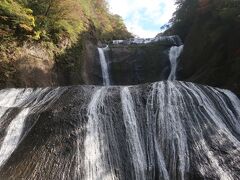 長さ120m､幅73mの滝
目の前に現れた袋田の滝は思ったよりも大きな滝でした

華厳滝･那智滝とともに日本三大名瀑の一つに挙げられています