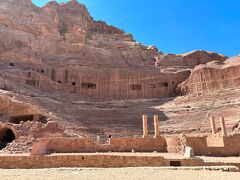 8,500人を収容できるというローマ円形劇場。
この劇場は建設当初、背後にある岩壁の洞窟に遺体が収容されていたという話もあるそうだ。