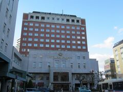 駅の琵琶湖側のエスカレータを降りたら目の前にこれからお世話になるホテルボストンプラザ草津びわ湖がありました