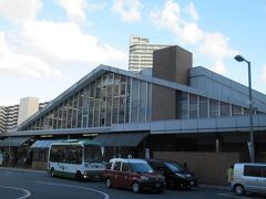 近江八幡の観光を終えて、15時過ぎに本日の宿泊場所があるJR草津駅に到着です。エスカレーターを下る時に左に立つ人が多かったので、右に立つ大阪とは違いました。右と左の境界はどのあたりなんでしょうね？