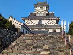 長浜城歴史博物館。
僕一人きりの散歩だったからひょいひょい登って行ったけど・・・
