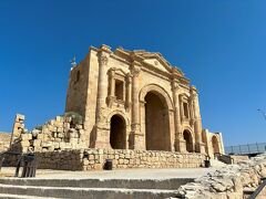 ヨルダン北部で随一の見どころと言われるジェラシュへ。
ローマ人がアラブに造ったローマ都市の中で、最も華麗で荘厳な遺跡の一つと言われているそうだ。
凱旋門から入っていく。