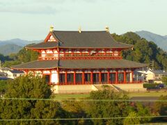間近には平城京歴史公園が望めます！

夕日を浴びて朱色が映えます。
