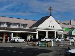 空港から約20分でJR松山駅に到着。

入口の三角屋根が印象的な駅舎です。