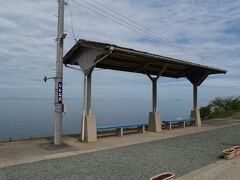 下灘駅です。

周囲に人がいないように見えますが、観光客が20名近くいて賑わっています。
連射の運行本数が少なくて不便なので、列車ではなく車で訪れる人が多いようです。