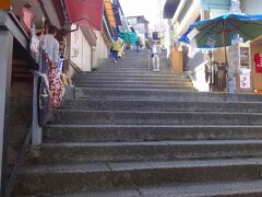 そして、恐怖の階段が始まります。

実は２０年前くらいに金比羅さん参りに来たのですが、norisa妻の体調は不十分でこの階段をずーっと登るのはリスキーということで他の目的地にした覚えがあります。