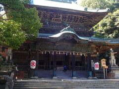 やがて旭社という建物が見えます。

旭社の御祭神は天御中主神・高皇産霊神・神皇産霊神・伊邪那岐神・伊邪那美神・天照大御神・天津神・国津神・八百万神ですから日本の神様のオールスターキャストに近いラインナップ！！
（もっとも全部は読めません（苦笑））

この高さ約18メートルの社殿は40年の歳月をかけて建築されたとのことで、江戸時代後期の作。

しかし、ここを右折して本殿を目指します。