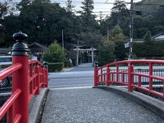 神社の向かいにある宮橋。この真ん中で鳥居が入るように写真を撮ると恋が叶うのだとか？この道は結構交通量があるので横断注意。