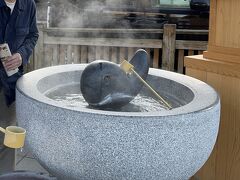 このたらい湯で持ち帰りのお湯（化粧水替わり）をいただく。横の木箱で持ち帰り用のスプレーボトルが購入できる。