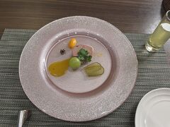 ホテルに戻ってまたまた温泉に浸かり、2日目は17時半から夕食。
ほとんどの方は私たちが前日に食べたメニュー。
全然違ったメニューで楽しみ。
前菜はパテ・ド・カンパーニュ。