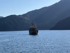 芦ノ湖を走行する海賊船
昔は無かった気がしますが、今はファーストクラスとエコノミーに分かれています