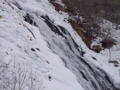 オシンコシンの滝です。
駐車場からは急な階段を登り、雪で滑ると危ないのですが、階段を登って間近から滝を見ました。
