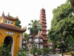 オートバイタクシーで西湖にたたずむチャンクオック寺（写真）に着きました。６世紀に建てられたハノイ最古の仏教寺院で、ベトナム仏教の聖地になっています。仏塔の赤い色は中国とベトナムの文化で運と繁栄を象徴しています。