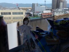 梅雨の季節ですが、快晴の空の下急行電車は伊勢中川を目指して疾走します。
高架から見えるのは、NHK朝の連続テレビ小説「舞いあがれ」の舞台になった東大阪市の街並み。