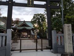 夕方になり、女躰神社で参拝。夕方には閉まるらしく、参拝を終えたらすぐに門を閉められてしまいました。