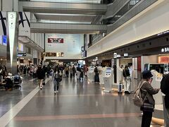 羽田空港第１ターミナル到着！
今日から４日間が楽しみでなりません！
夫と長男がチェックイン＆手荷物預け入れ中。